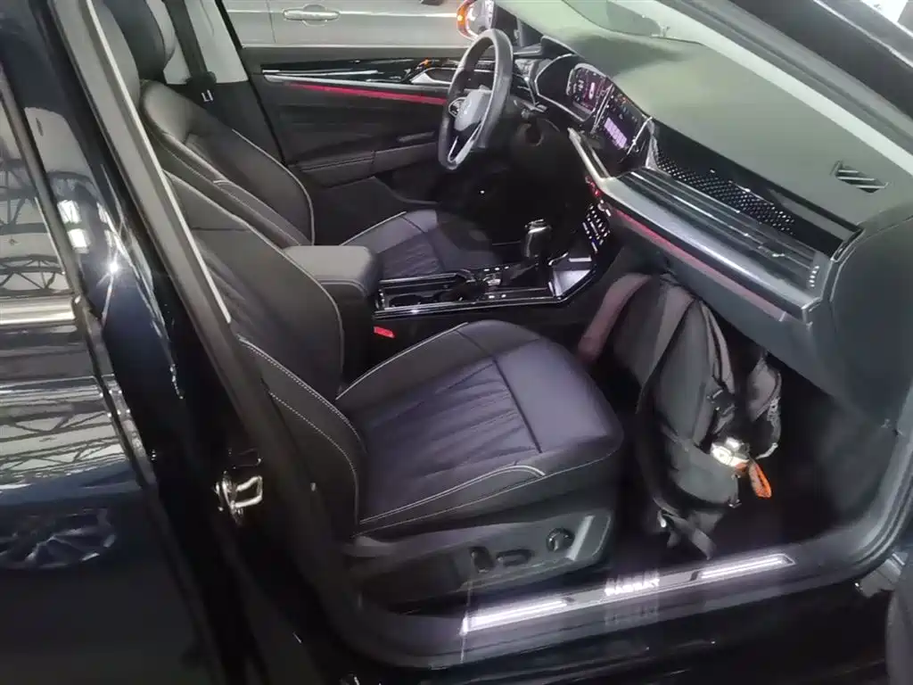 Volkswagen Passat 2023 330TSI Starlight Luxury Edition фото 25