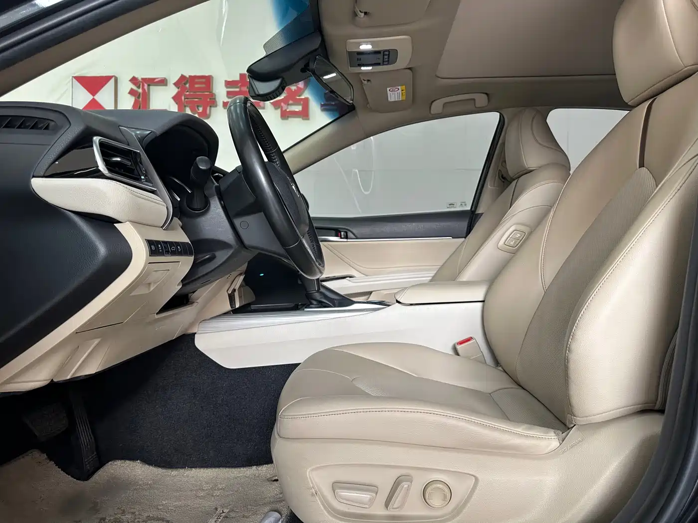 Toyota Camry 2018 Hybrid 2.5HG Luxury Edition фото 10