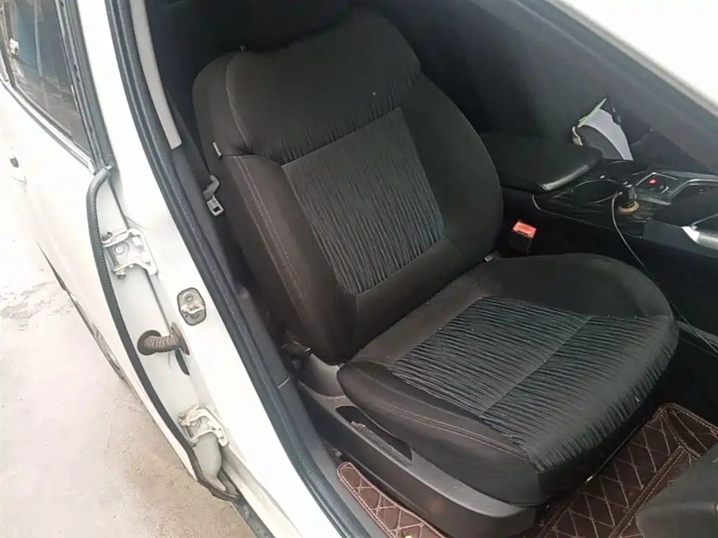 Peugeot 3008 2015 2.0L Automatic Classic Edition фото 25