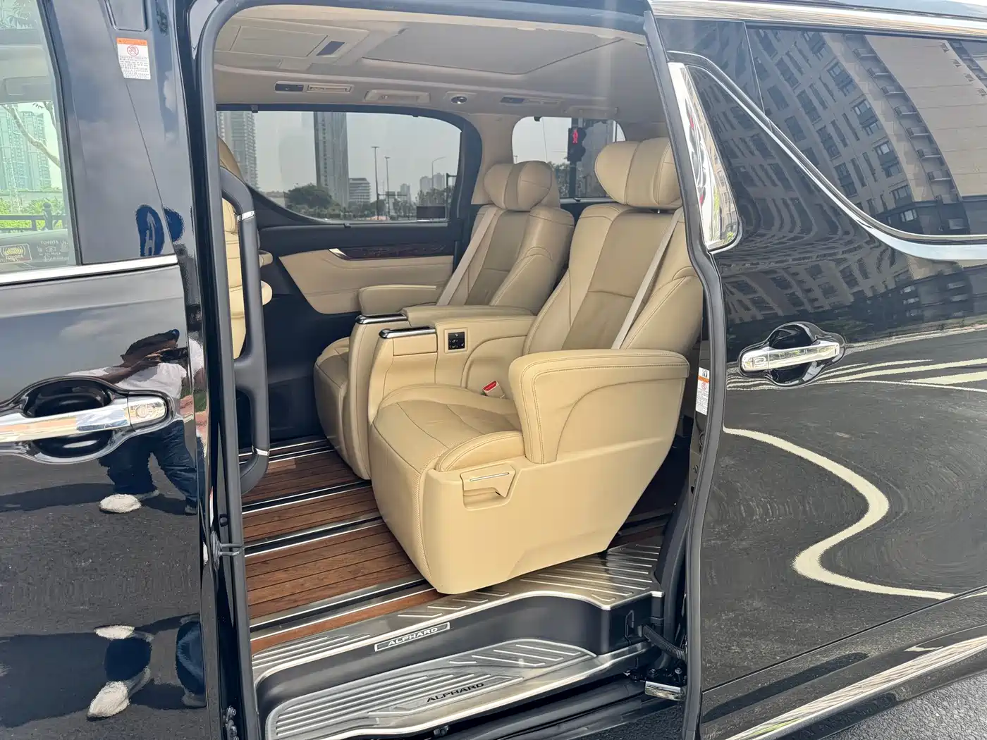 Toyota Alphard 2020 Hybrid 2.5L Luxury Edition фото 6