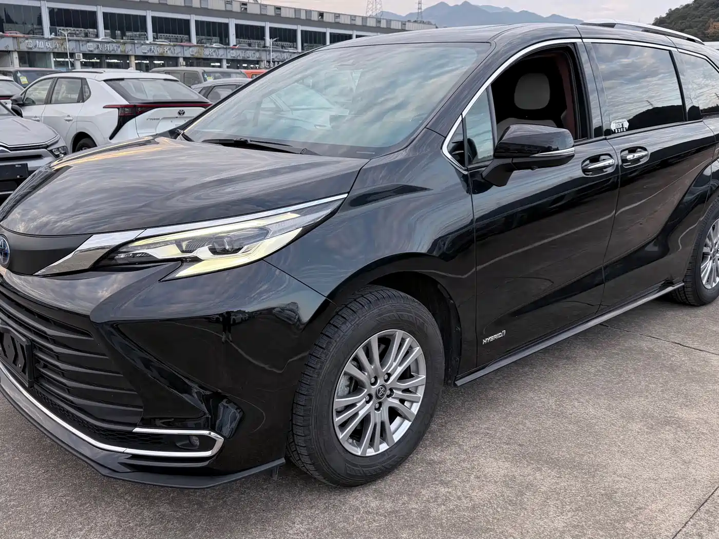Toyota Sienna 2021 2.5L Hybrid Comfort Edition фото 2