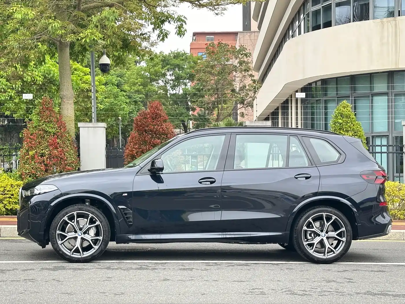 BMW X5 2023 xDrive 30Li Premium M Sport Black Night Package фото 4