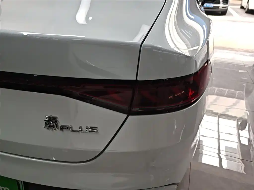 BYD Qin PLUS 2024 Glory Edition DM-i 120KM Surpass фото 8