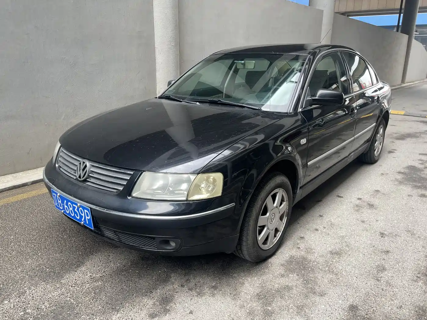 Volkswagen Passat 2004 Model 2.0L Manual Base