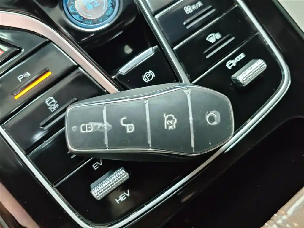 BYD Qin PLUS 2024 Glory Edition DM-i 120KM Surpass фото 9