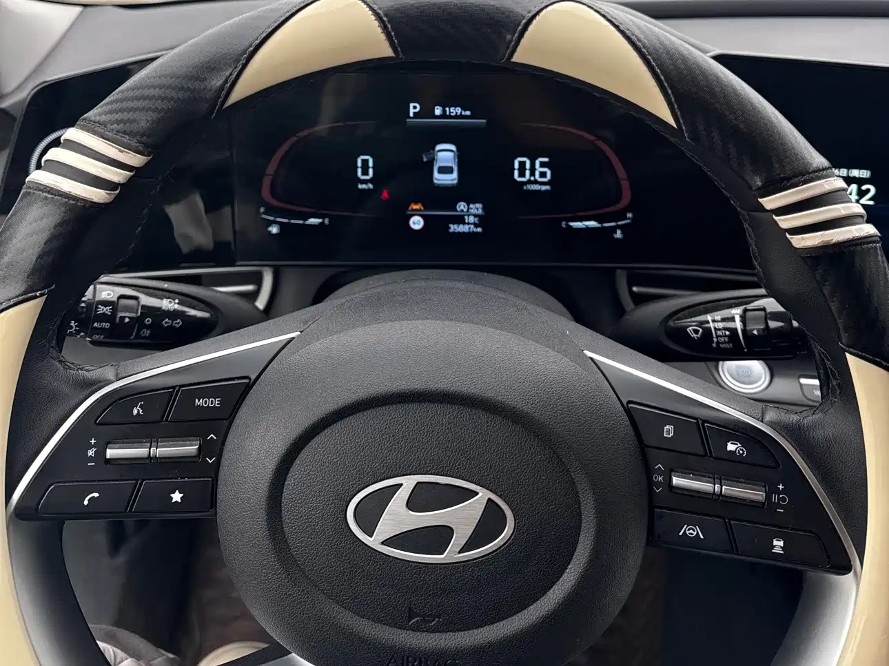 Hyundai Elantra 2023 Model 1.5L CVT LUX Premium Edition фото 12