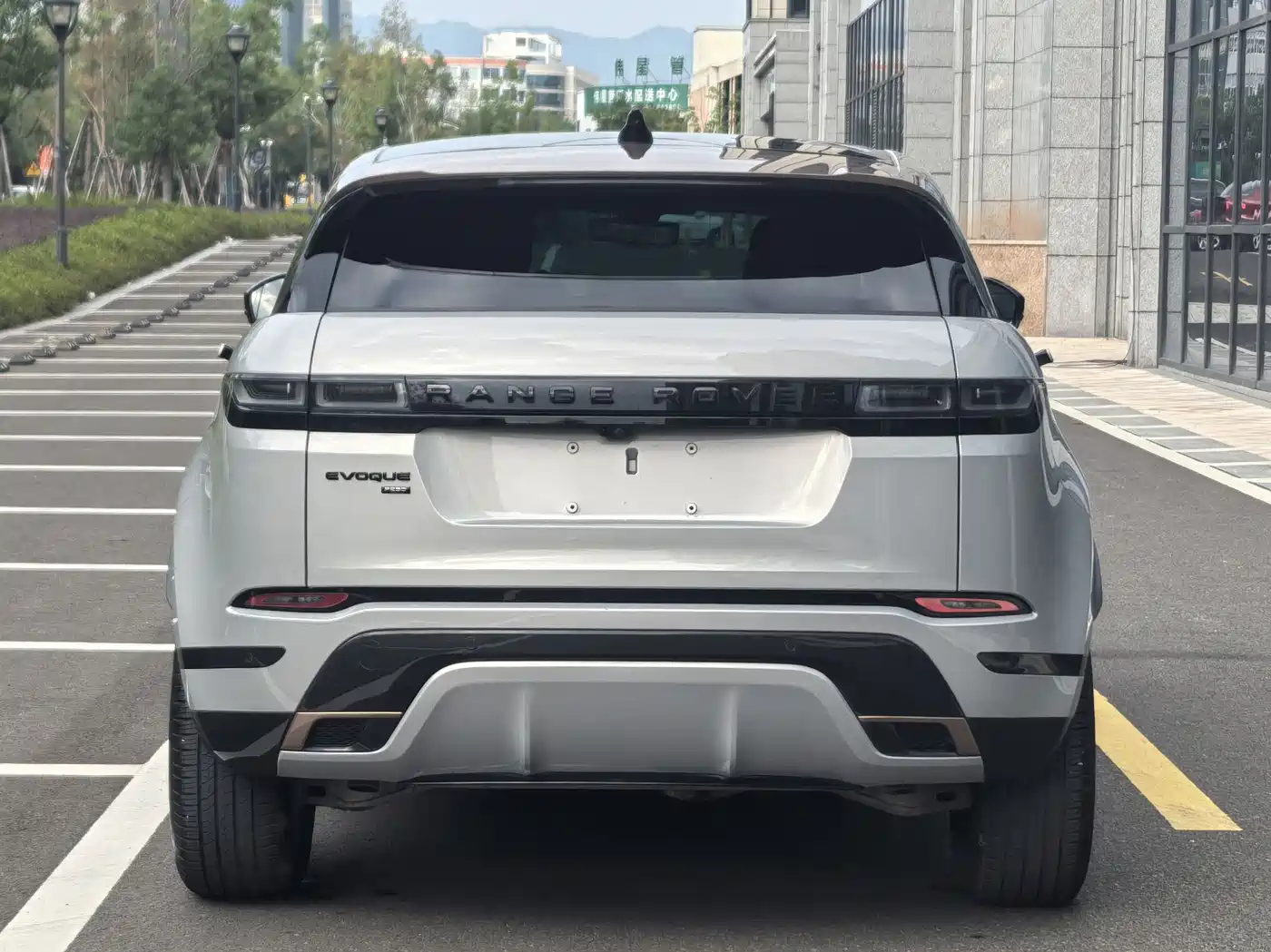 Land Rover Range Rover Evoque 2023 Range Rover Evoque L 249PS Corinthian Bronze Special Edition фото 5