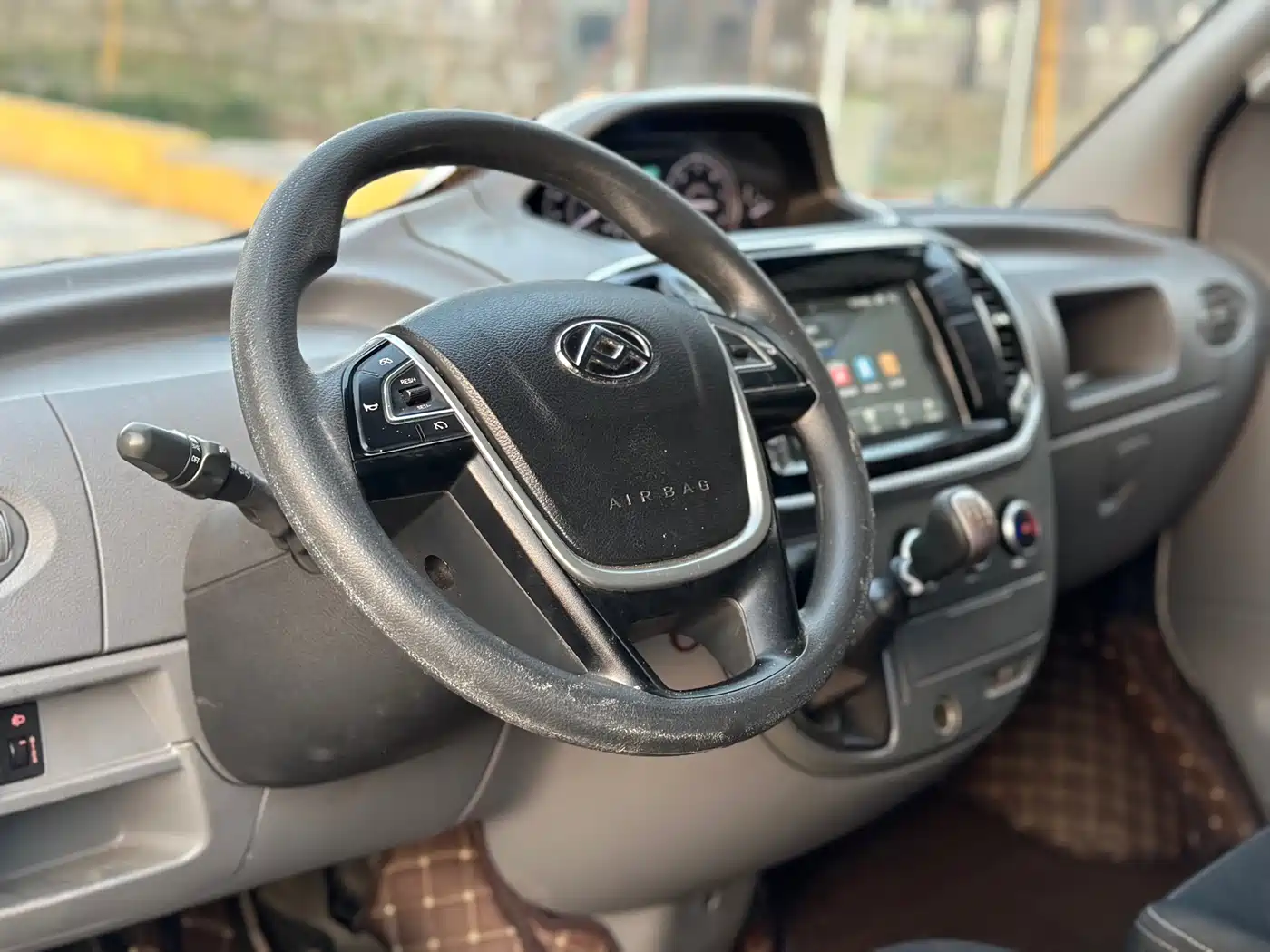 SAIC Maxus Xintu V80 2019 2.0T Plus 6MT Aoyun Short Wheelbase Medium Roof 5/6-seater фото 10