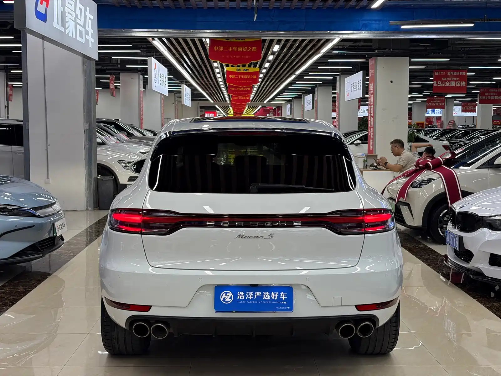 Photo 13 - Porsche Macan
