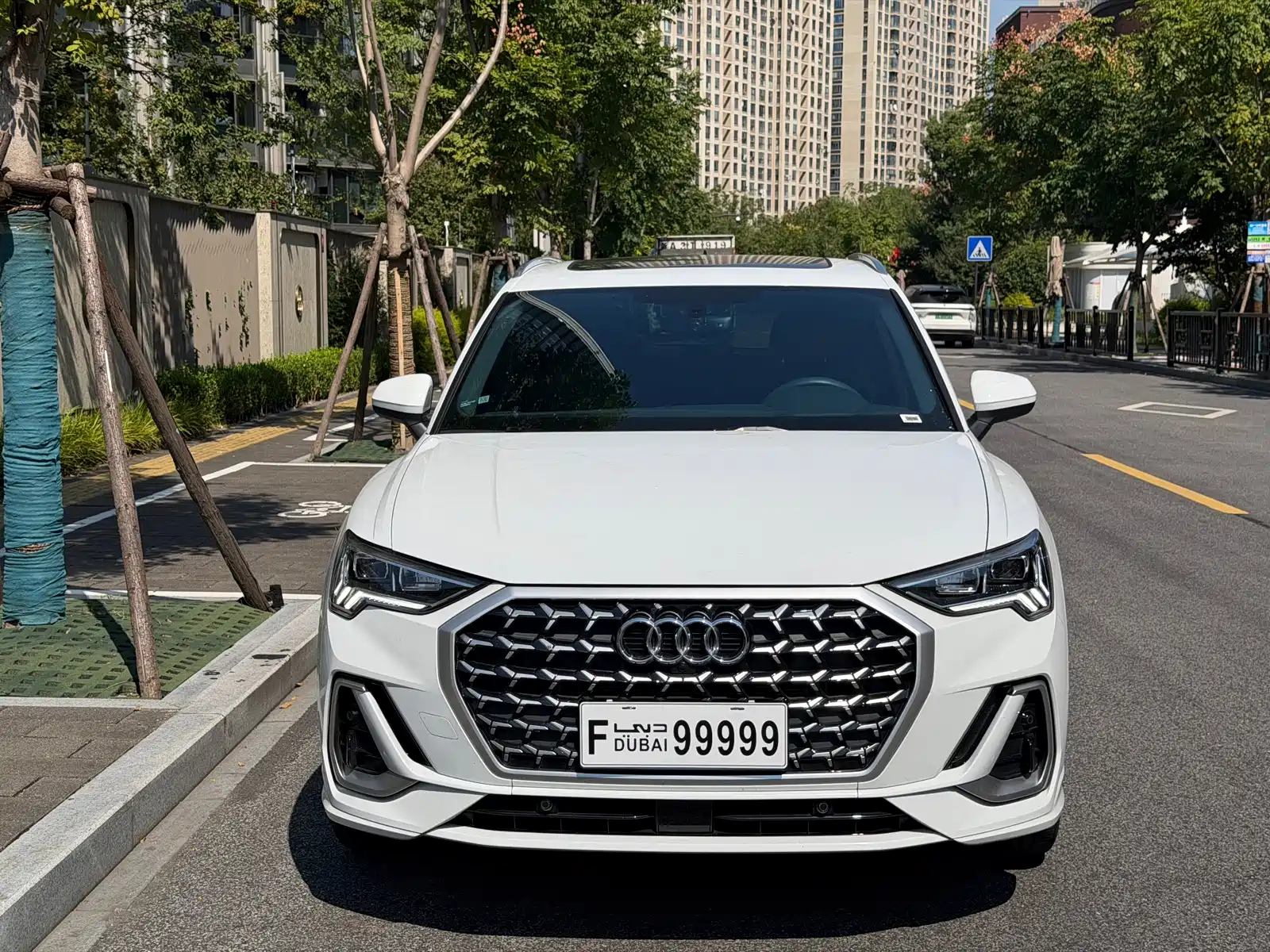 Photo 2 - Audi Q3