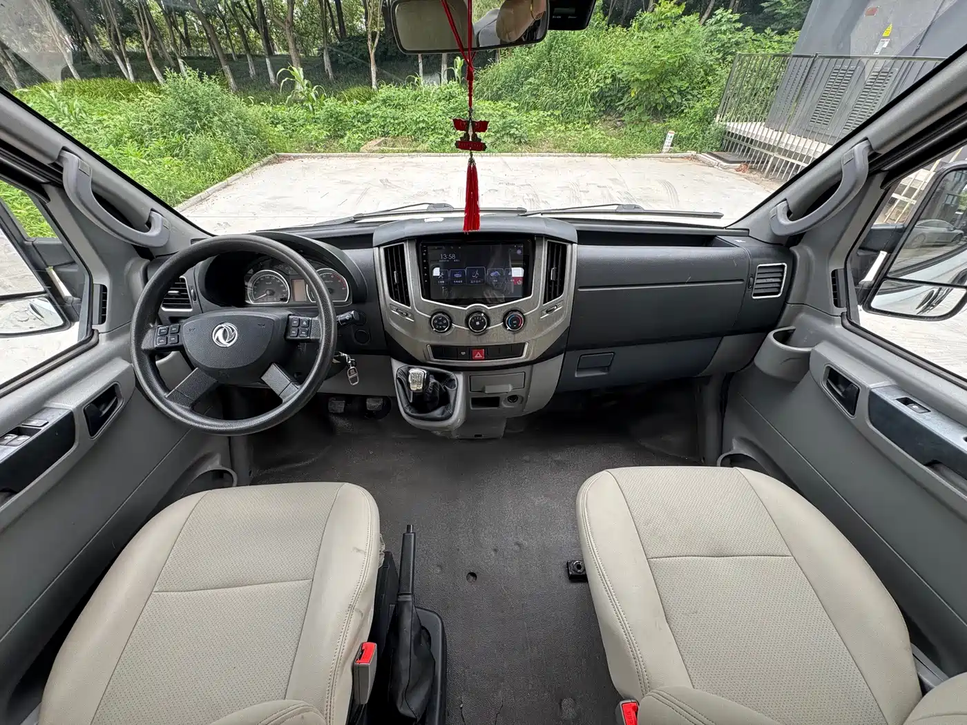 Dongfeng Yufeng Yufeng 2020 2020 2.5T V9 Logistics Vehicle Long Wheelbase Medium Roof 6-9-seater China V ZD25