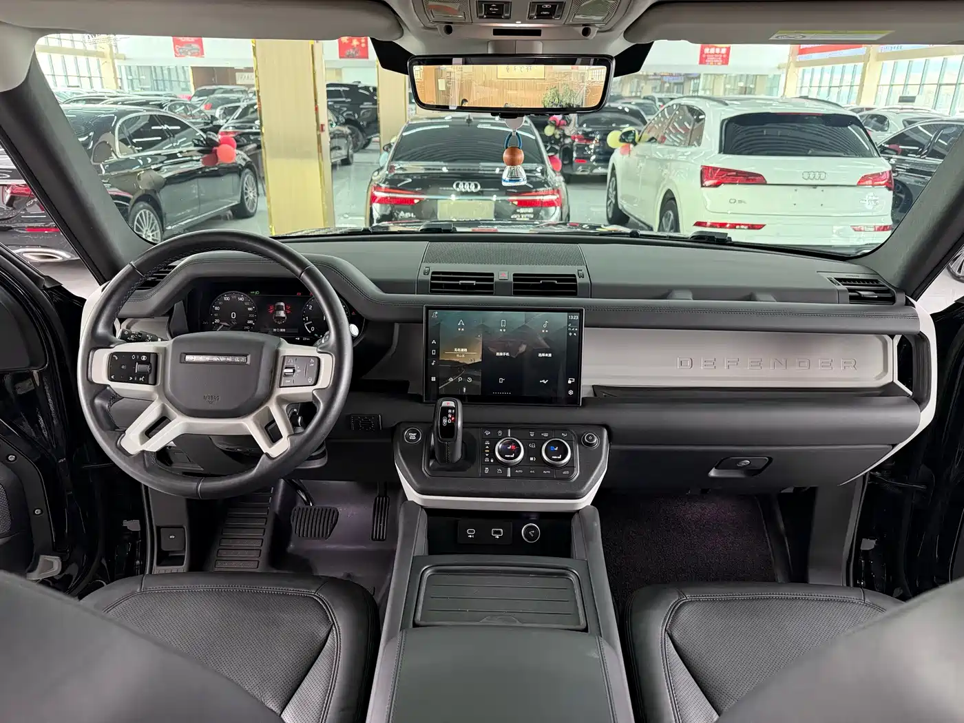 Land Rover Defender 2024 110 3.0T P400 XS фото 11