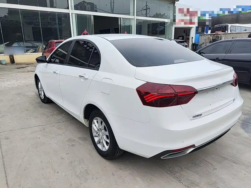 Фото 23 - Geely Emgrand