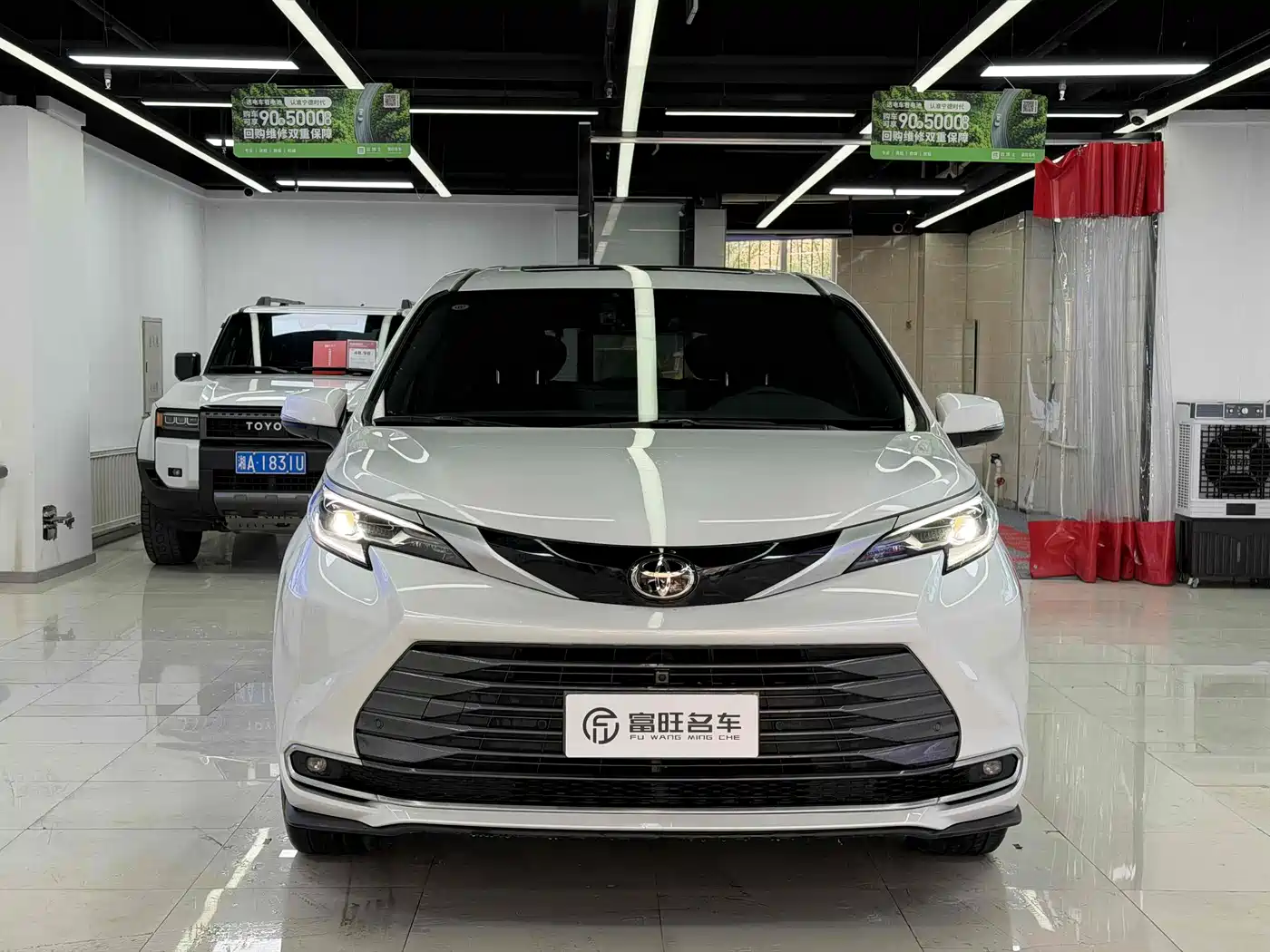 Toyota Sienna 2024 2.5L Hybrid 4WD Premium Edition фото 3