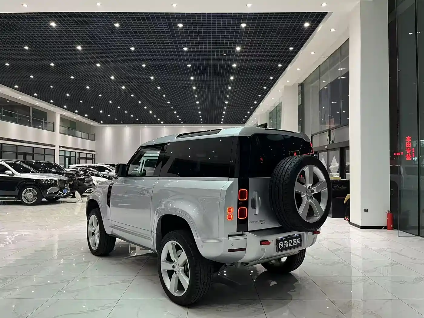 Land Rover Defender 2022 Model 90 3.0T P400 XS фото 12