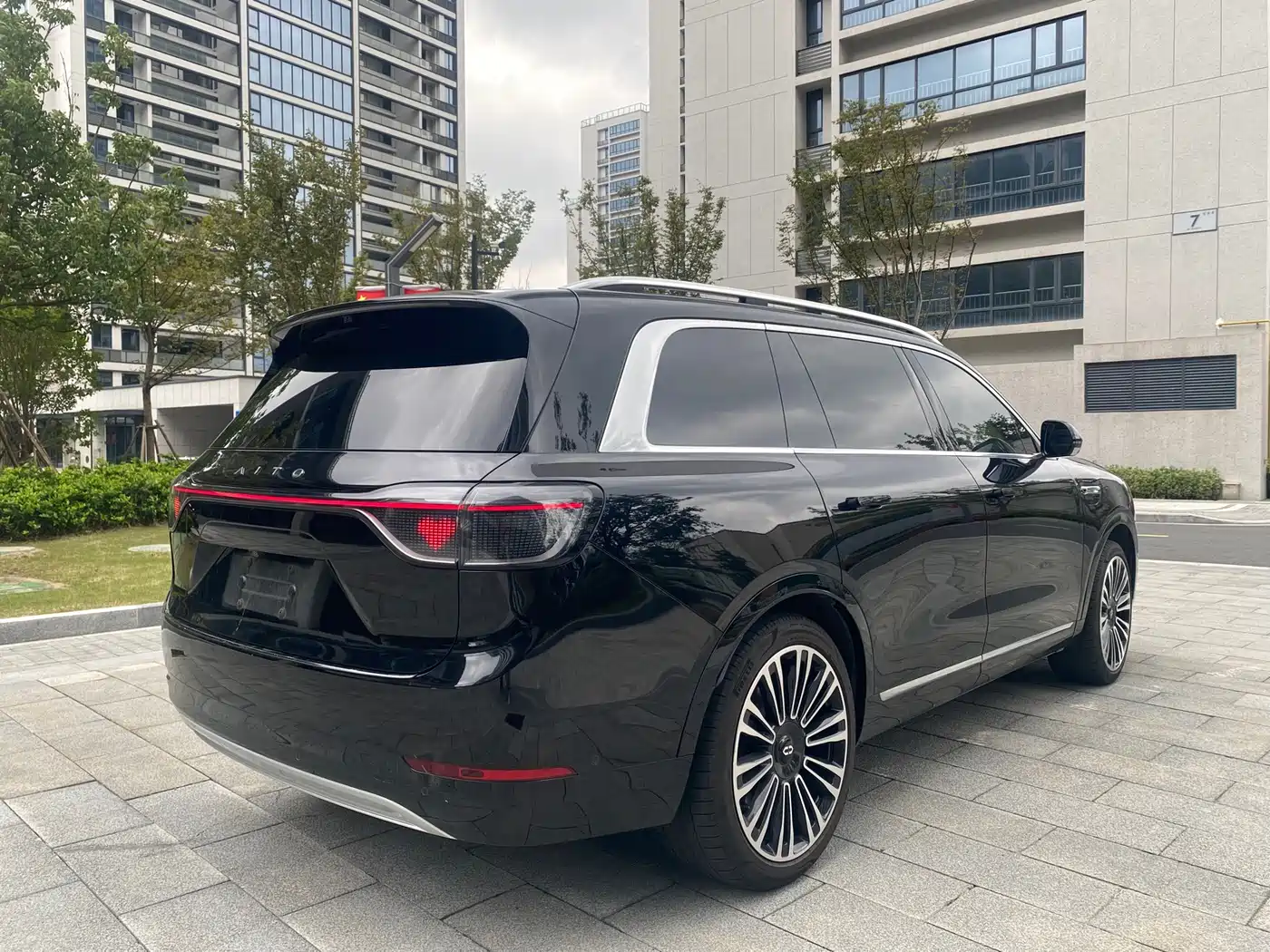AITO Wenjie AITO M9 2024 Pure Electric Max Edition 100kWh 6-Seater фото 6