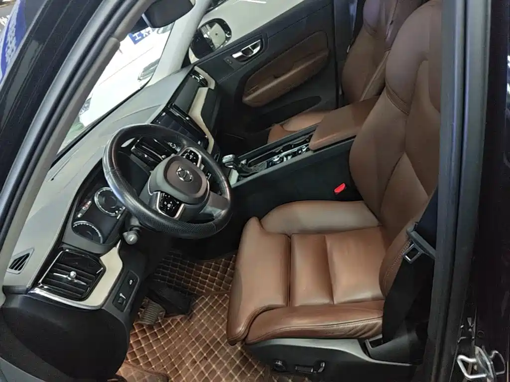Фото 15 - Volvo XC60