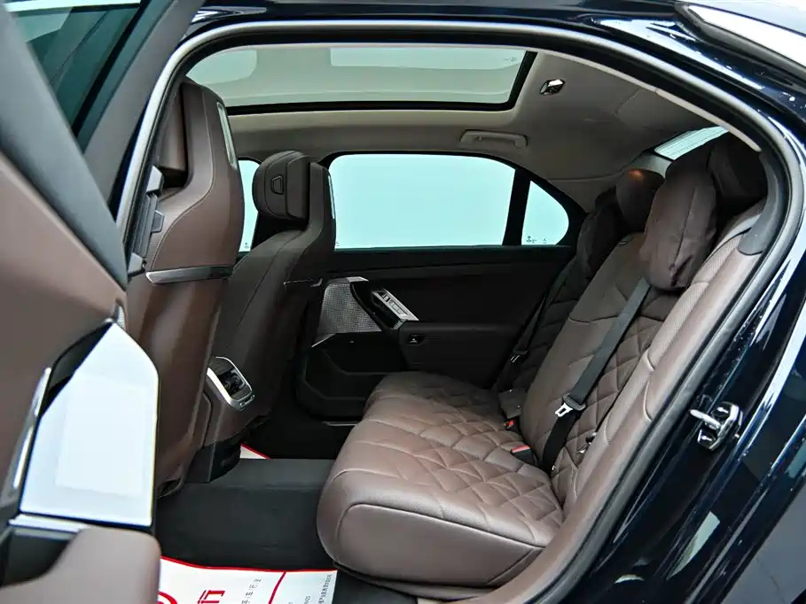 BMW 7 Series 2023 Model 735Li M Sport Package фото 12