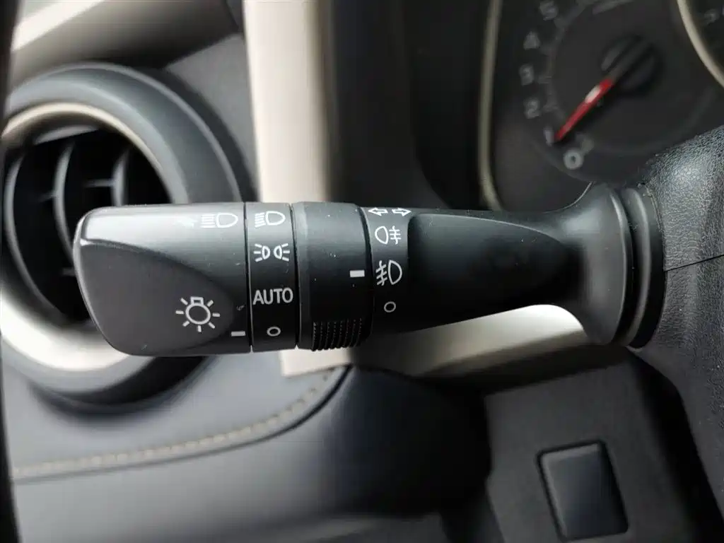 Toyota RAV4 Rongfang 2015 2.0L CVT 2WD Trend Edition фото 21