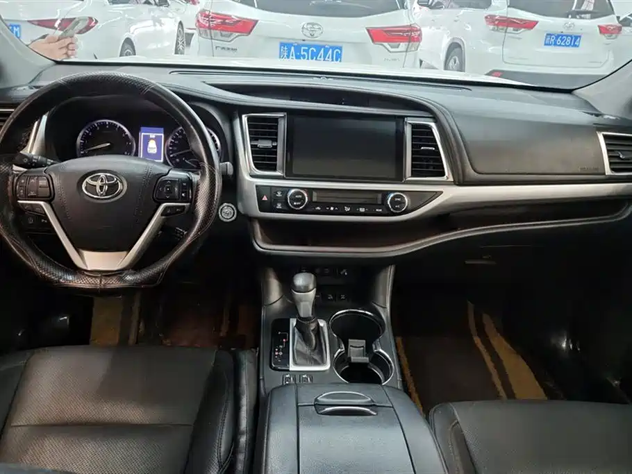 TOYOTA HIGHLANDER