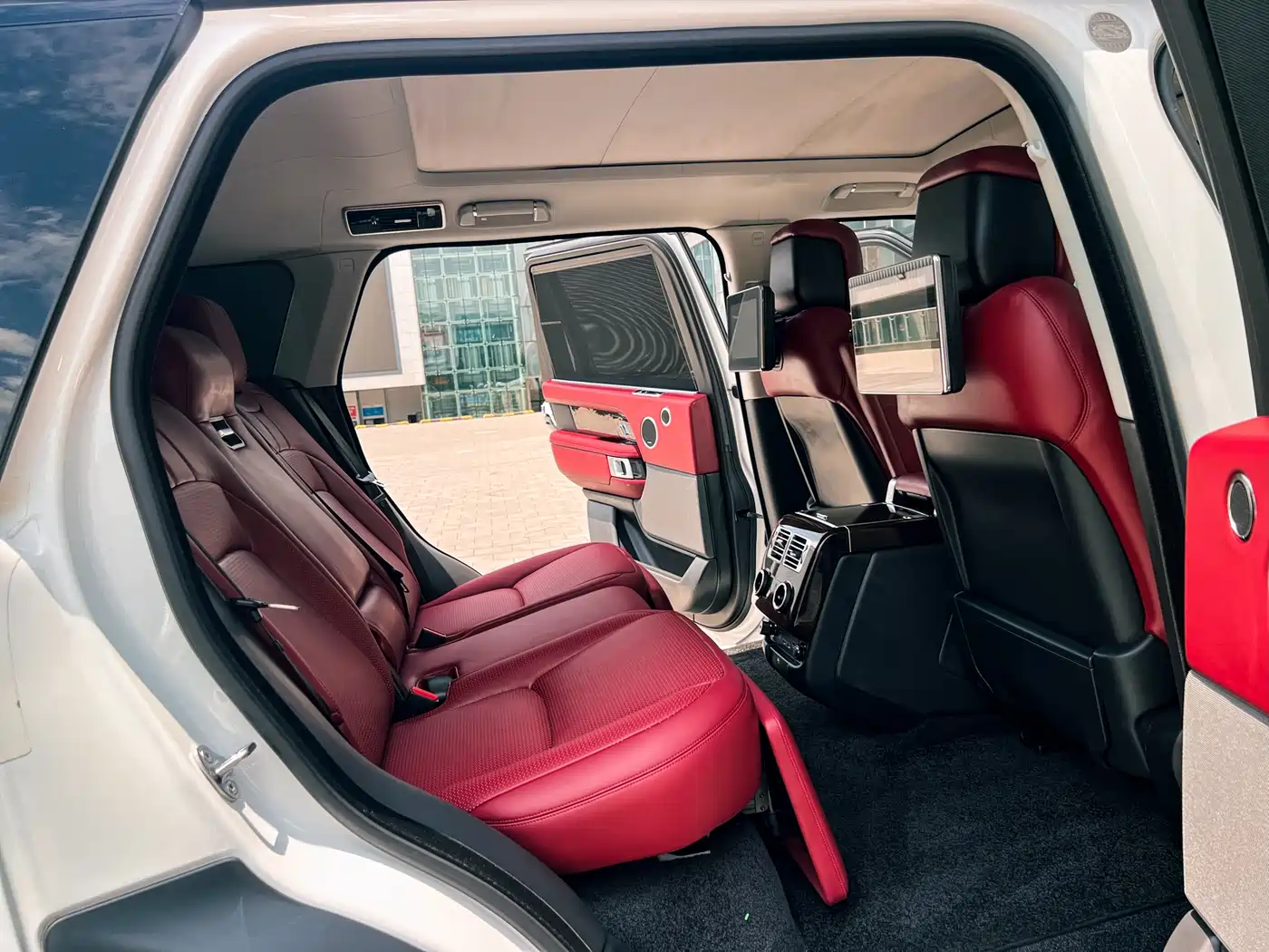 Land Rover Range Rover 2021 3.0 L6 Heritage Extended Classic Edition фото 7