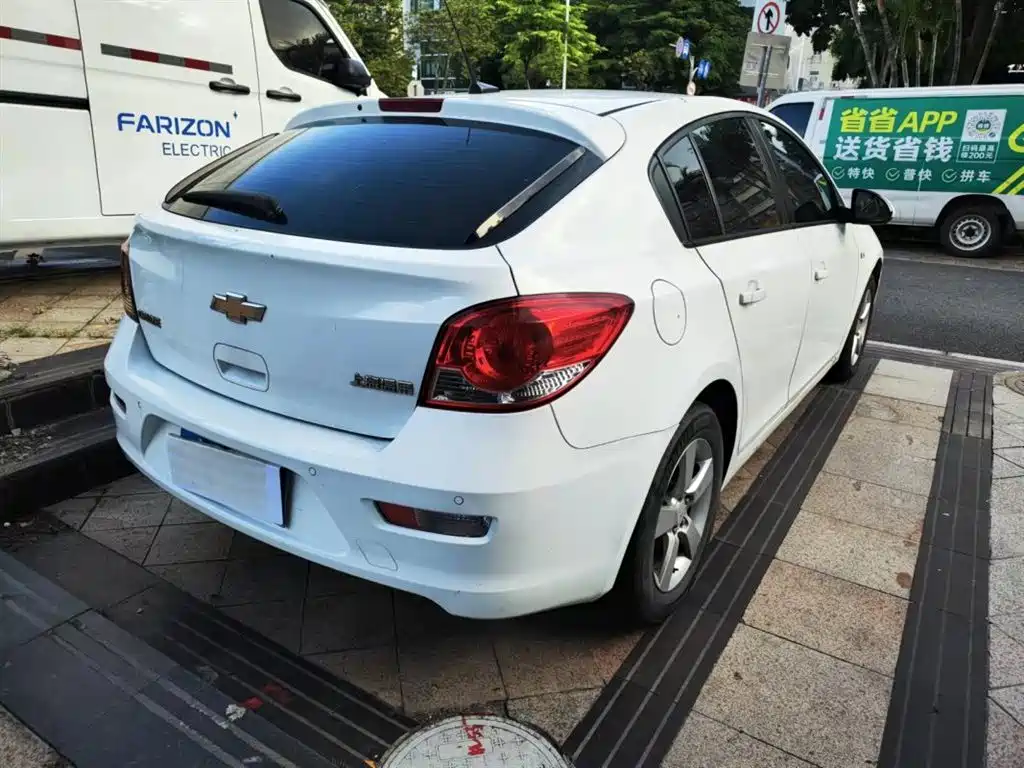 Chevrolet Cruze 2013 Hatchback 1.6L Automatic Luxury фото 3