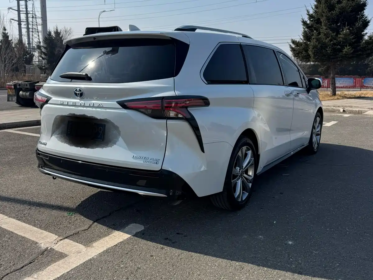 Toyota Sienna 2023 2.5L Hybrid Ultimate Edition фото 9