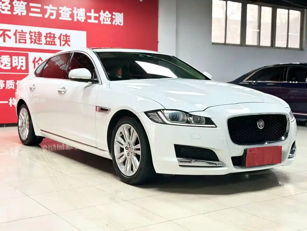Photo 3 - Jaguar XFL