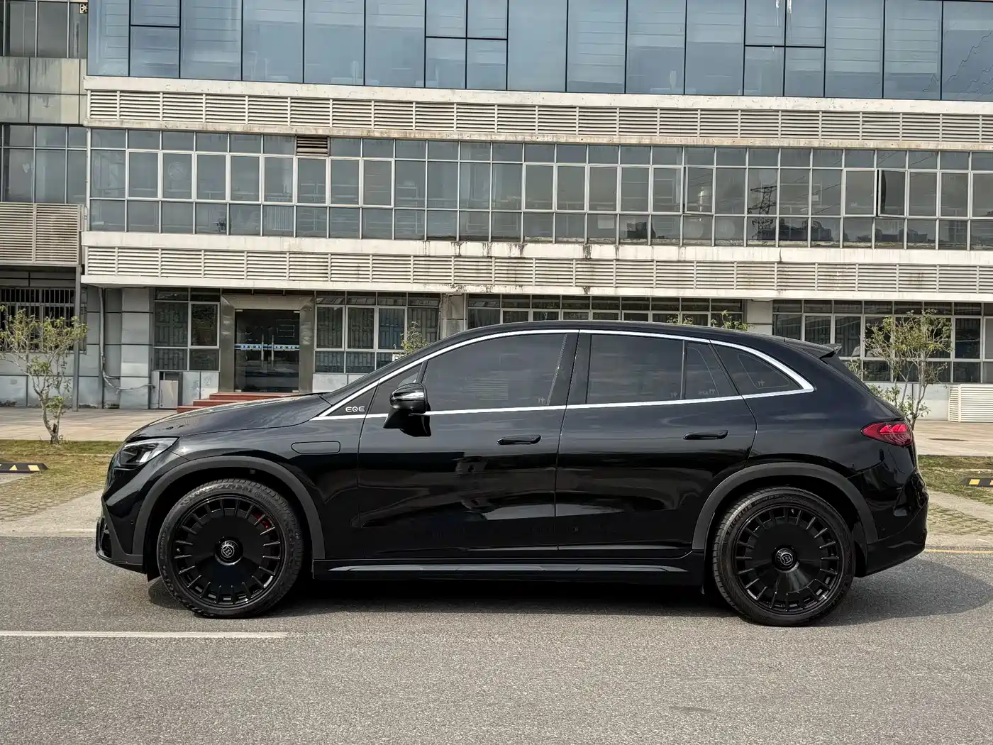 MERCEDES-BENZ EQE SUV