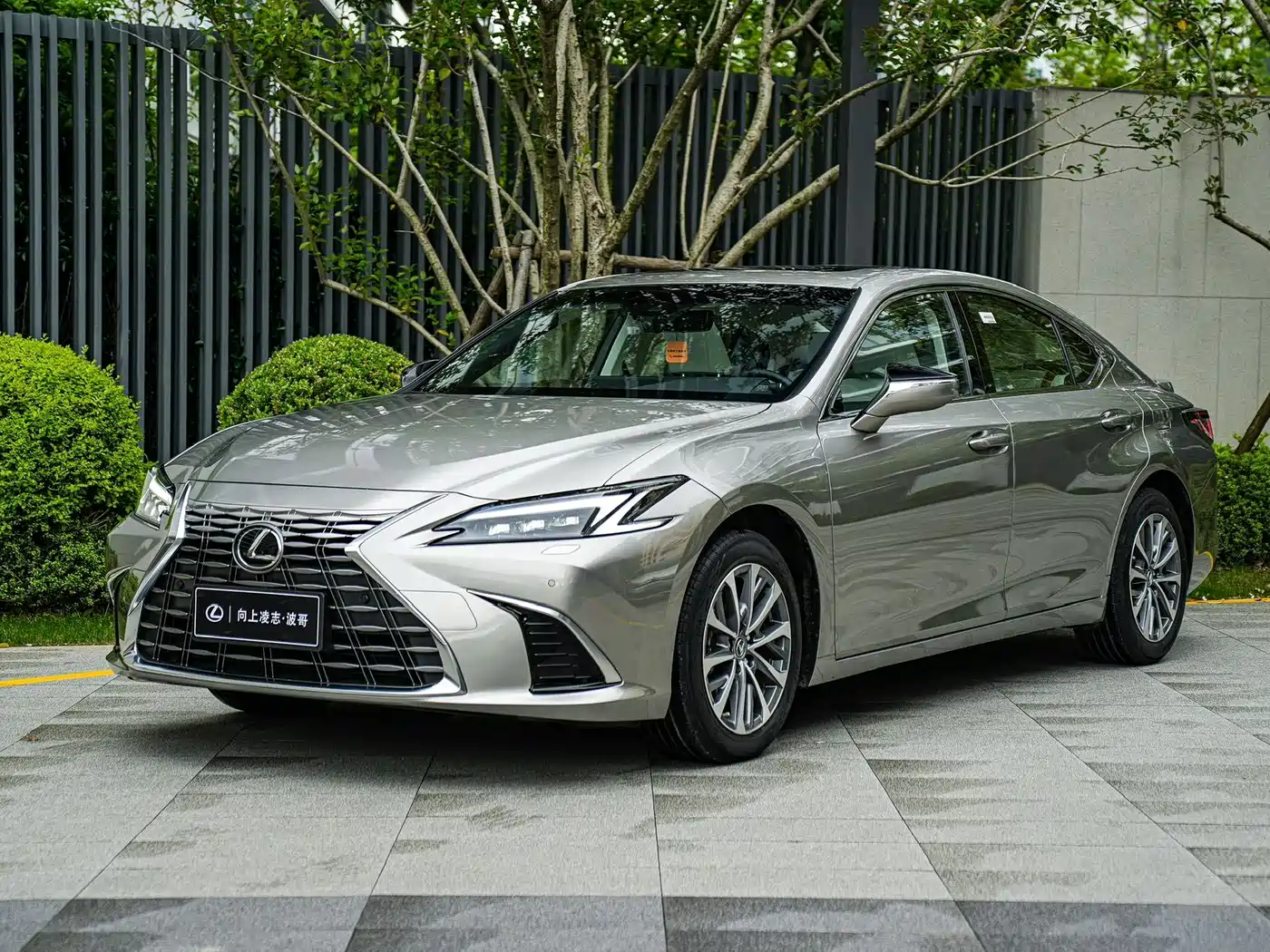 Lexus ES 2025 300h Ultimate Edition