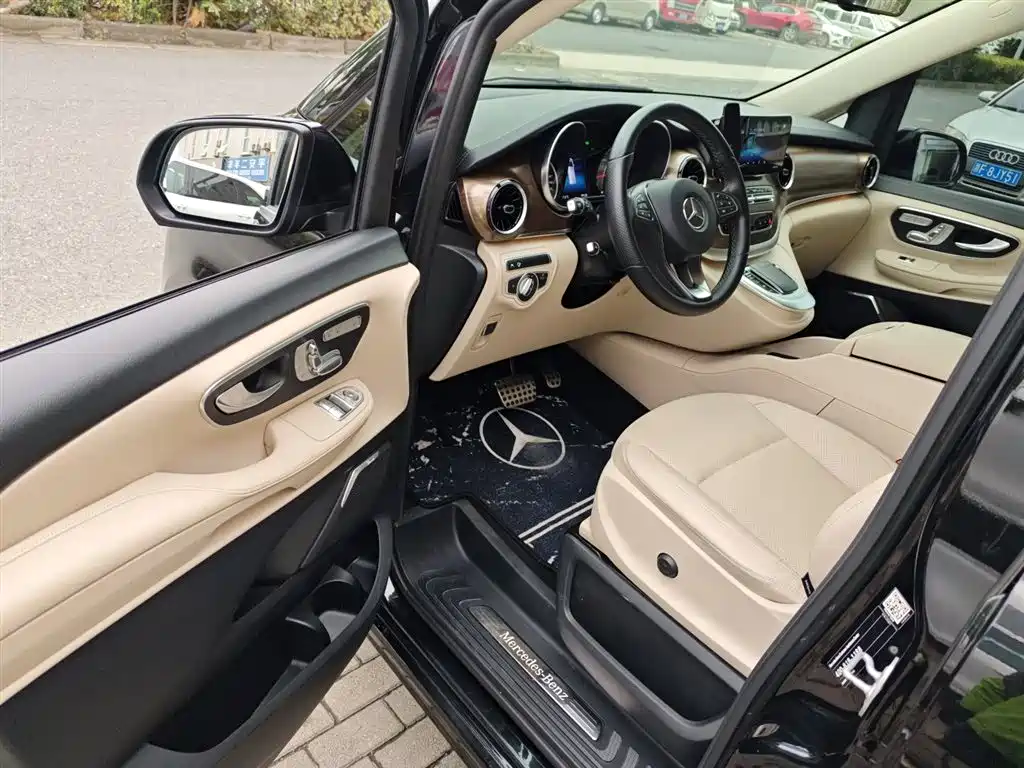 Mercedes-Benz V-Class 2021 V 260 L Long Wheelbase Premium Edition фото 12