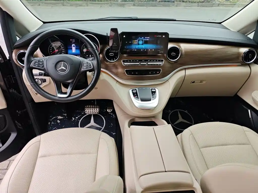 Mercedes-Benz V-Class 2021 V 260 L Long Wheelbase Premium Edition фото 6