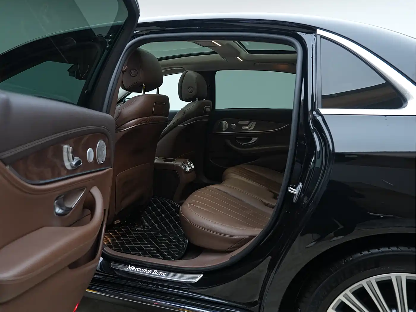Mercedes-Benz E-Class 2020 E 300 L Luxury Model фото 26