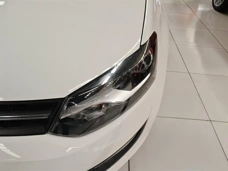 Volkswagen Polo 2013 1.6L Automatic Luxury Edition фото 5