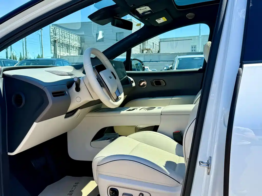 Photo 8 - Li Auto i6