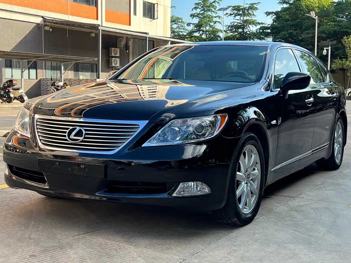 Фото 1 - Lexus LS
