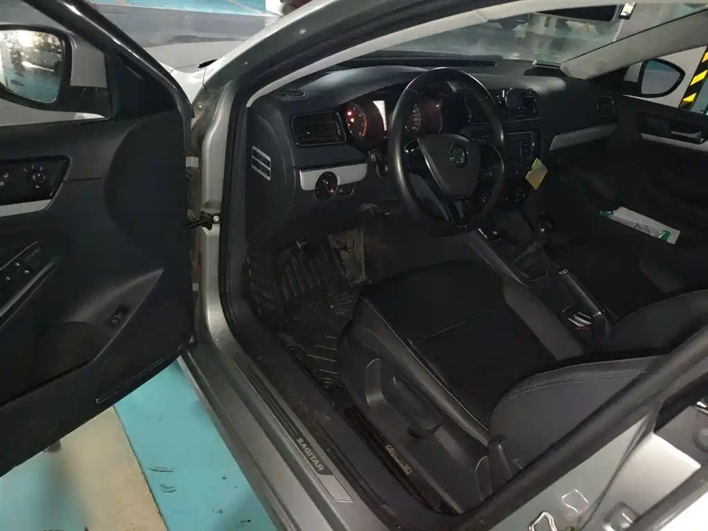 Volkswagen Sagitar 2015 1.6L Manual Comfort фото 14