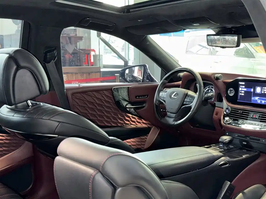 Lexus LS 2021 500h Executive Edition фото 26