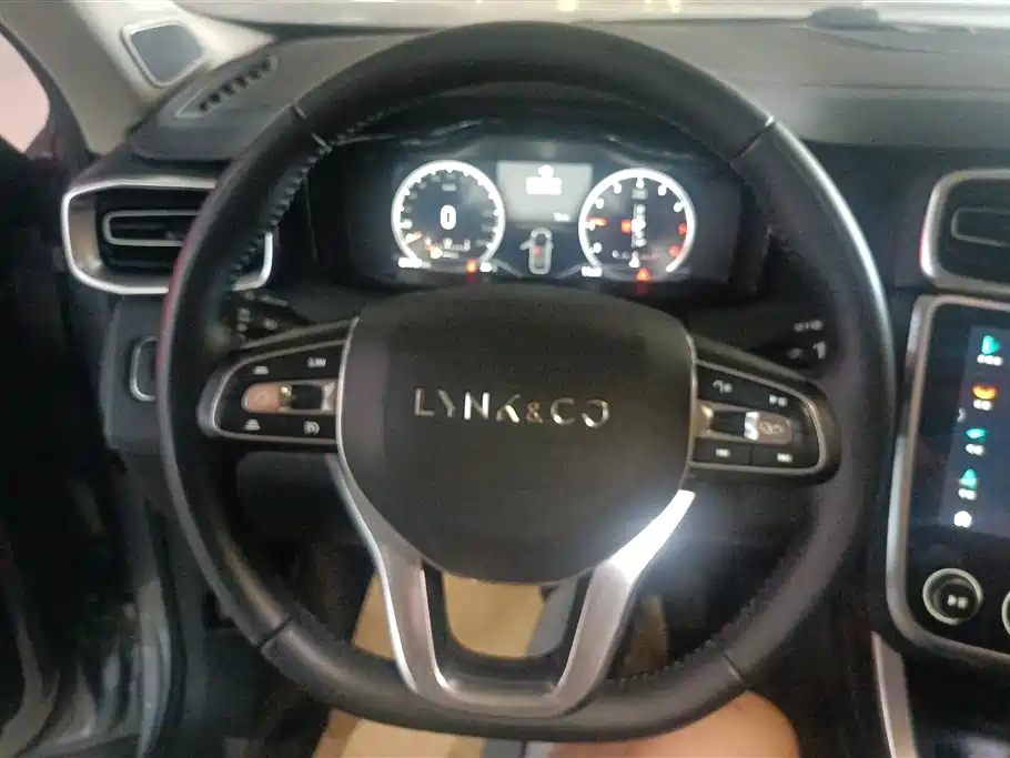 Lynk & Co 01 2019 2.0T 2WD Pro Edition China V фото 15
