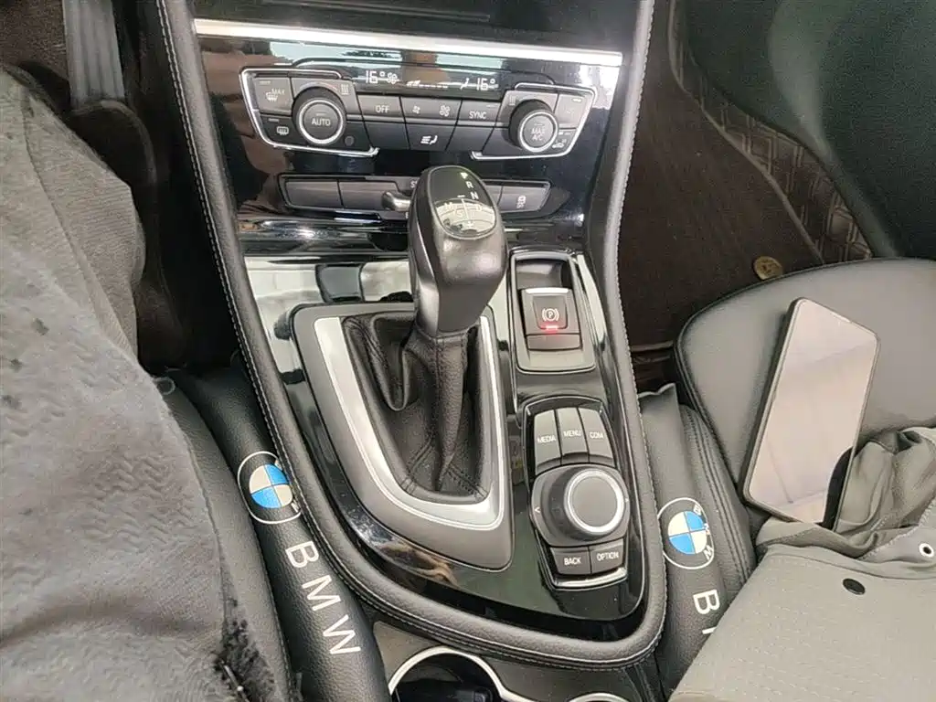BMW 2 Series Touring 2016 218i Sport Design Package фото 14