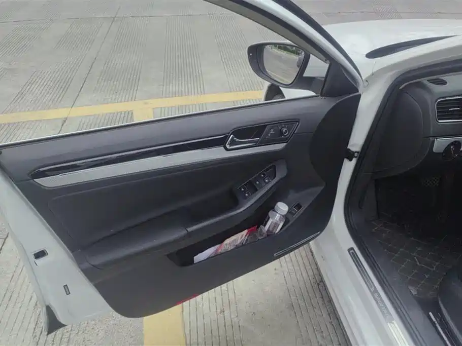 Volkswagen Sagitar 2017 1.6L Automatic Comfort фото 7