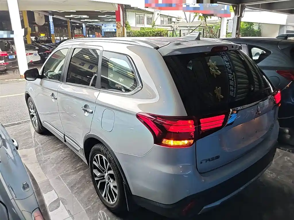 MITSUBISHI OUTLANDER