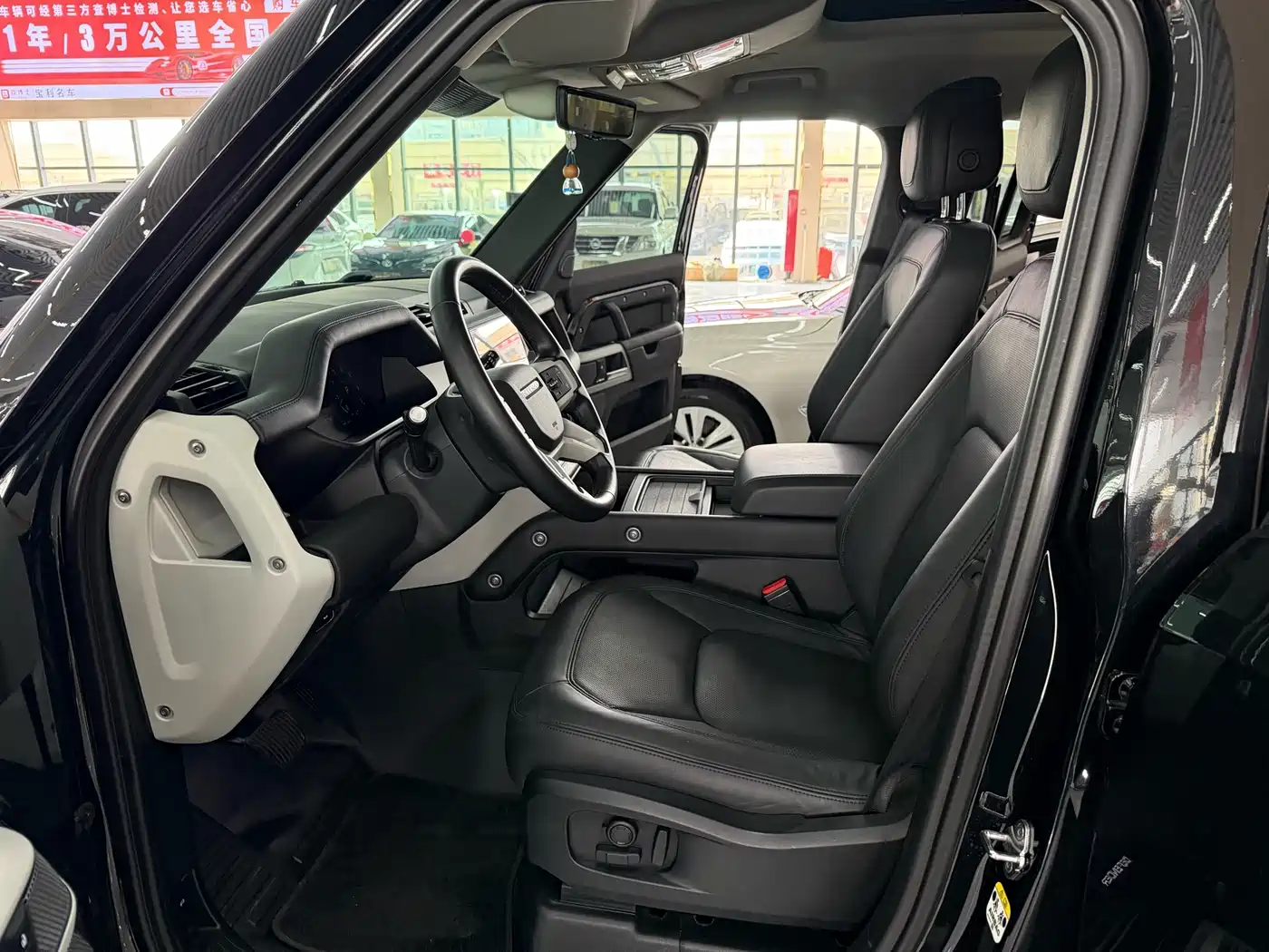 Land Rover Defender 2024 110 3.0T P400 XS фото 13