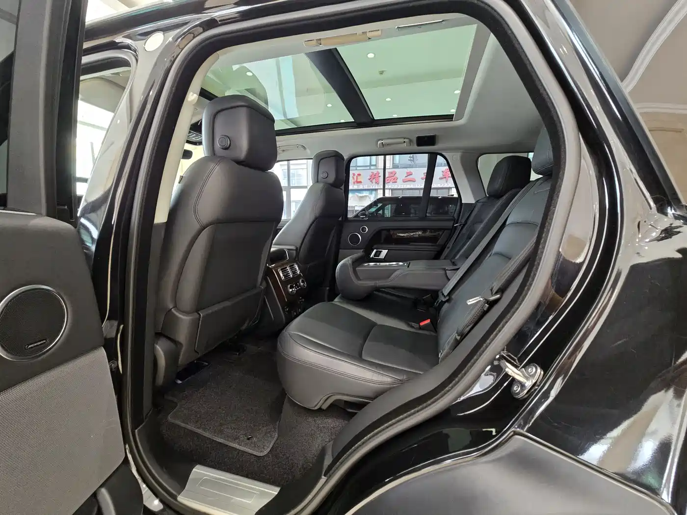 Land Rover Range Rover 2022 3.0 L6 360PS Golden Age Edition фото 11