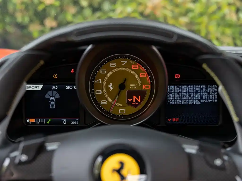 FERRARI F8