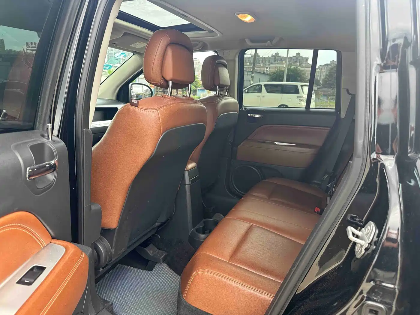 Jeep Compass (Import) 2015 2014 Facelift 2.4L 4WD Luxury Navigation Edition