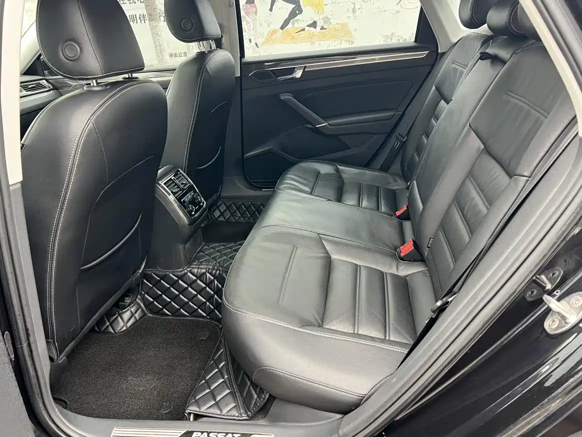 Volkswagen Passat 2017 330TSI DSG Luxury фото 11