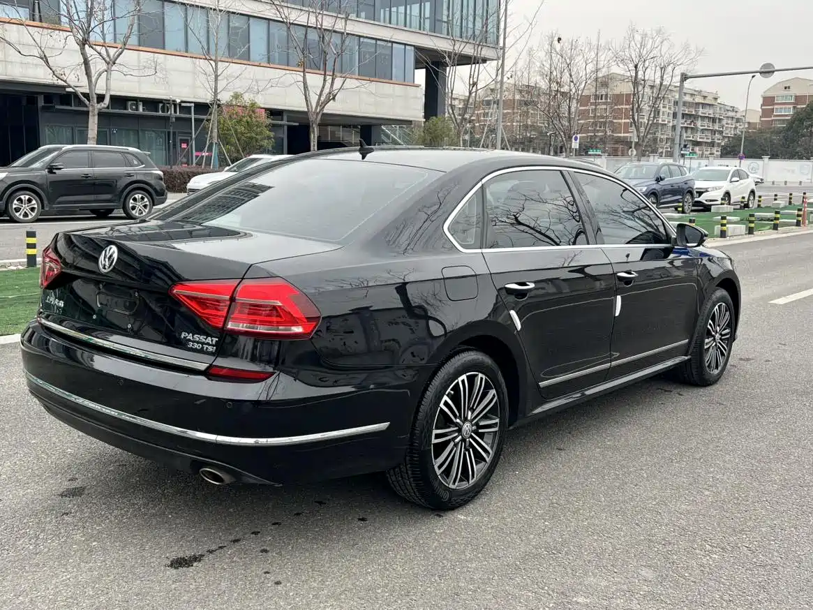Volkswagen Passat 2017 330TSI DSG Luxury фото 16