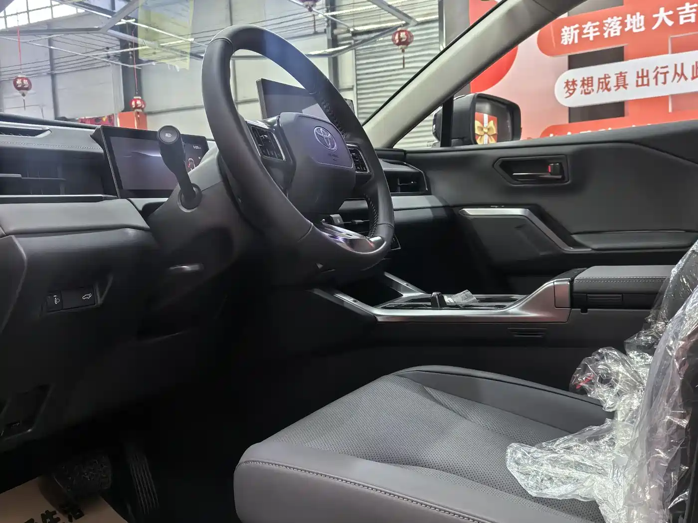 Toyota RAV4 Rongfang 2026 Model Hybrid 2.0L E-CVT 2WD Premium фото 9