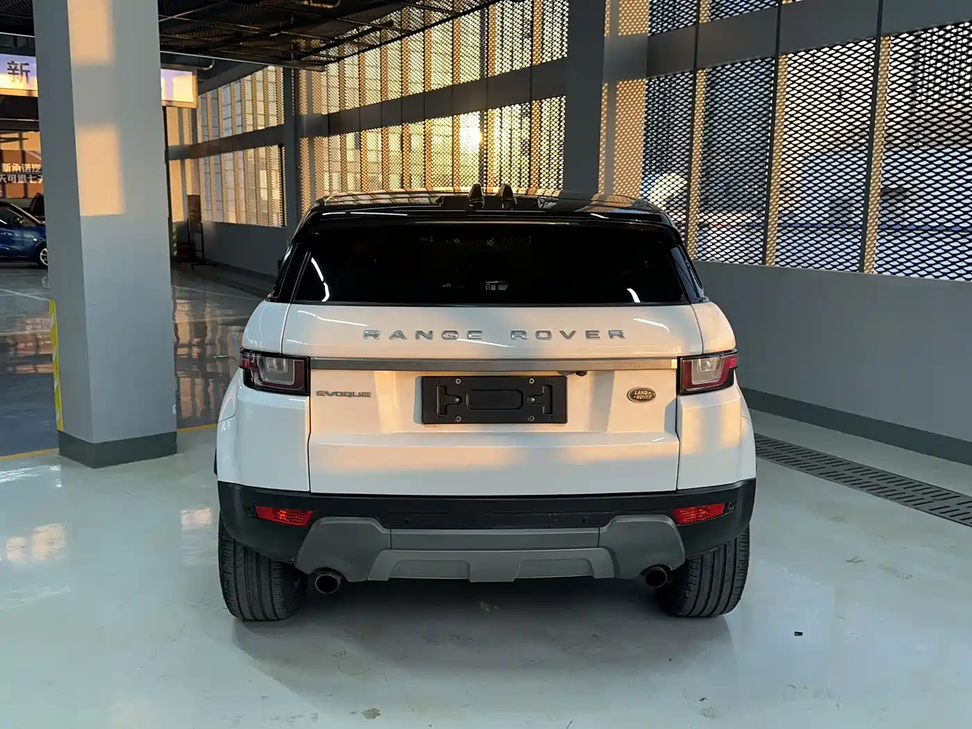 Land Rover Range Rover Evoque 2017 2.0T SE Smart Shine Edition фото 4